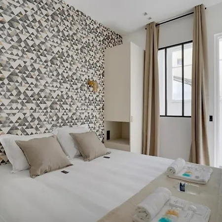 190 Fontaine - Superb In Paris. *