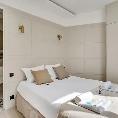 190 Fontaine - Superb In Paris. Paris