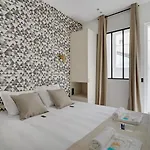 190 Fontaine - Superb In Paris. *