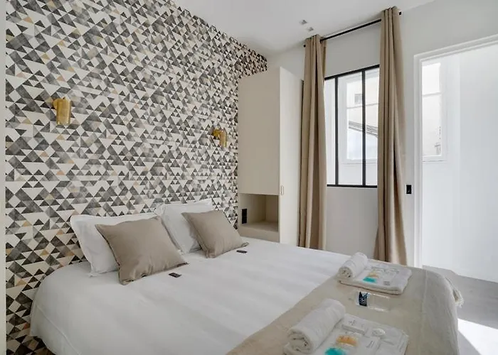 190 Fontaine - Superb In Paris. *