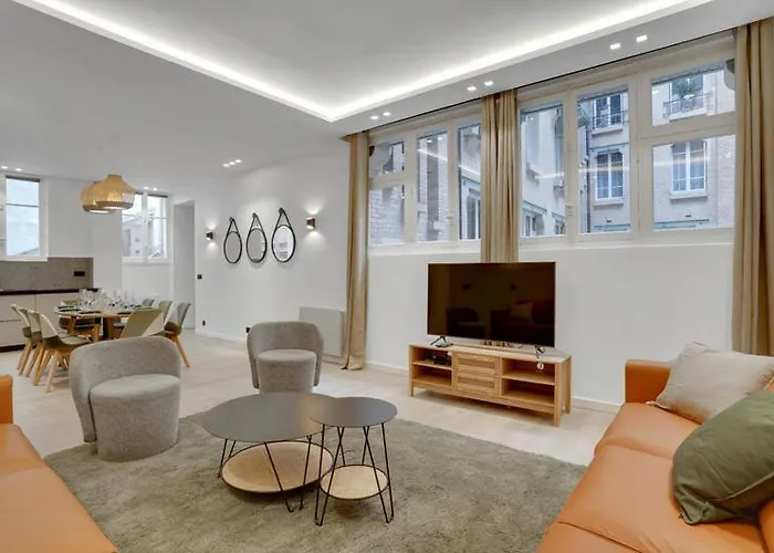 190 Fontaine - Superb In Paris. *